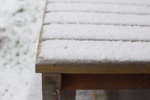 ベンチに雪