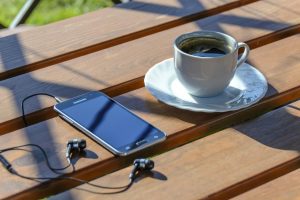 休憩 コーヒー スマホ イヤホン