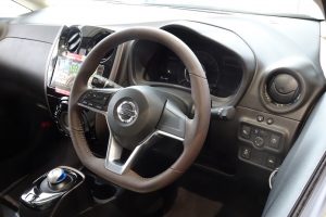 日産ノート高グレードステアリング