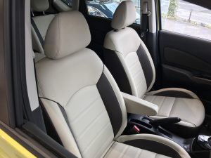 日産ノート 高グレード革張り