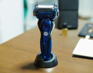 ES-ST8Q-A 充電スタンドに立てた様子
