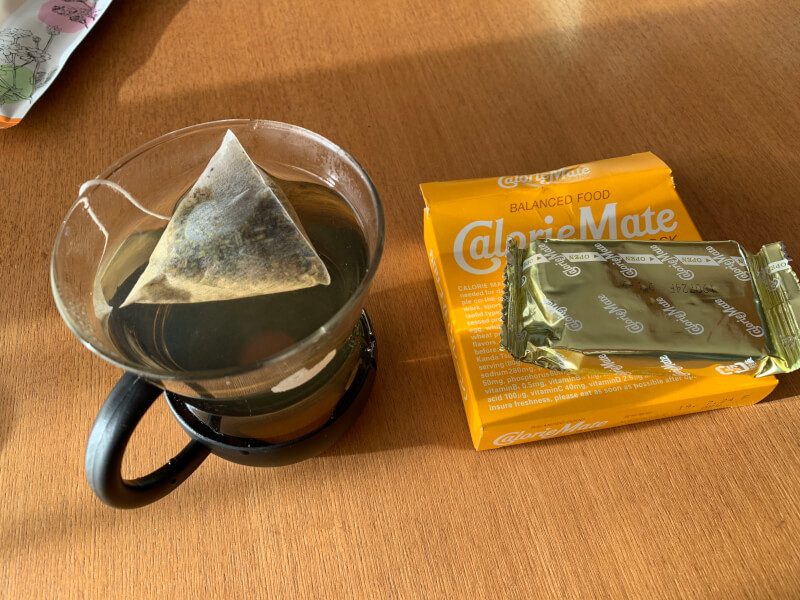 カロリーメイトとハーブティー